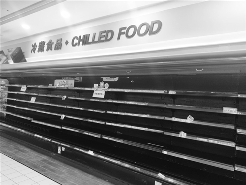 记者前往BHG北京华联生活超市进行实地探访,发现多个冷藏货柜处于空置状态